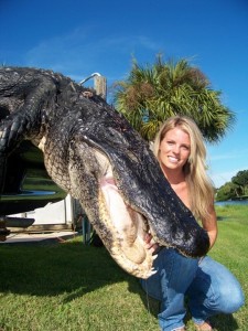 gator-hunting-woman-gets-a-big-one-01