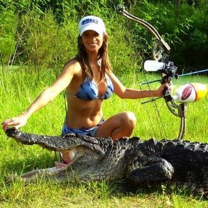 Bikini Bowhunting for Alligator!